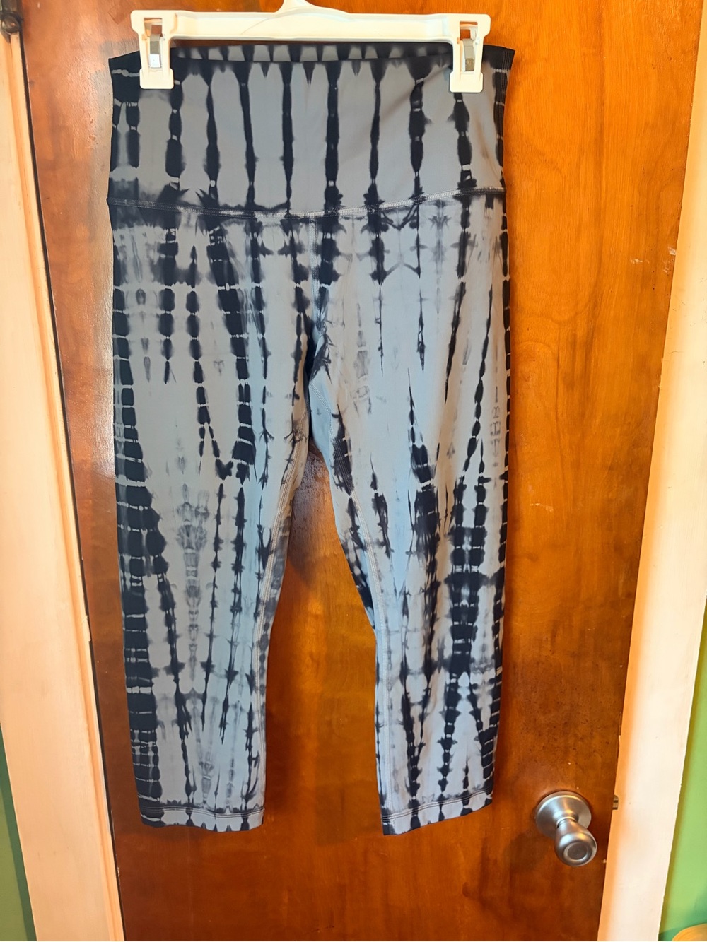 Lulu Lemon Wunder Under Tie-Dye Grey and Navy Cropped Leggings